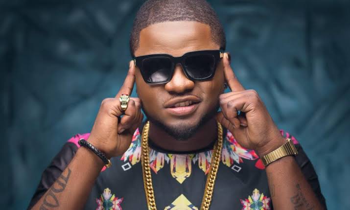 Skales Narrates Fight With Kizz Daniel at Timaya’s House Nigerian singer, Raoul John Njeng-Njeng, popularly known as Skales, has recounted how he was involved in a fight with colleague, Kizz Daniel, at Timaya’s residence in Lagos. The singer disclosed this in a recent interview with Beat 99.9 FM, Lagos where he also blamed himself for the incident and insinuated that he was drunk. He said: “I offended Kizz Daniel, I’m telling you. I was drunk and some kind of stuff was happening, he was involved then I said some things. I was really angry that night. This whole thing happened at Timaya’s house. “Because I was drunk, I didn’t know what I did. The next day, you know, it was just life as usual. Randomly, I think I went to see Skibii and something led to another, he now told me Kizz Daniel is mad at you. So, I called him and I apologised. I’m like, ‘Dawg, I can’t really remember anything I said to you. But I’m really sorry.
